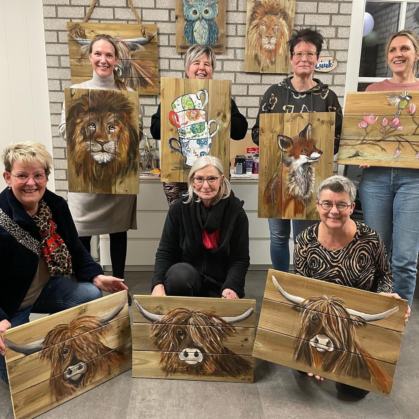 Extra workshop: donderdagavond 30 maart. We zaten vol tm april, maar er zijn dus weer 8 plekjes beschikbaar. Meld je gauw aan. Afgelopen week twee workshops happy painting mogen verzorgen. Zo leuk om te zien hoe blij iedereen naar huis gaat na een gezellige avond en met hun eigen kunstwerk. Meer info over de workshop: www.ankevanraaij.nl 🧑🏼🎨
#workshop #happypainting #schilderenwaarjeblijvanwordt#avondvoorjezelf #metmooikunstwerkalsresultaat#atelieranke