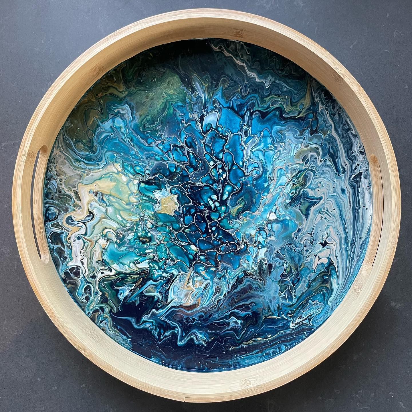 Dienblad gepimpt met fluidart 💙🤎
#fluidpainting #fluidart #pouringacrylic #creativiteit #creëren #creativiteit #dienblad #atelieranke
