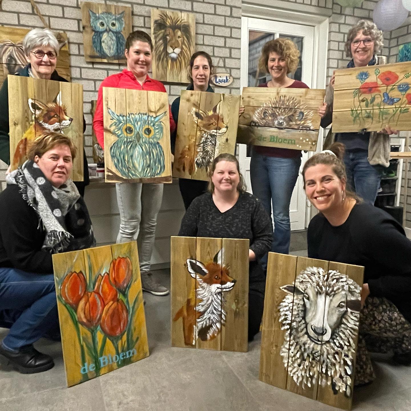 Weer een gezellige workshop Happy Woodpainting mogen verzorgen met toevallig allemaal ‘Lonse vrollie’ 💖. Wil jij ook eens ervaren hoe leuk het is om te schilderen? Op donderdagavond 30 maart hebben we nog enkele plekjes beschikbaar. Meer info: www.atelieranke.nl 🧑🏼🎨
#workshop #happypainting #schilderenwaarjeblijvanwordt #woodpainting #ophout #avondvoorjezelf #metmooikunstwerkalsresultaat #atelieranke @marga.cornelissen
