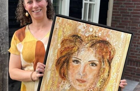 Kunstenaar Anke van Raaij met vrouwenportret Lioness.