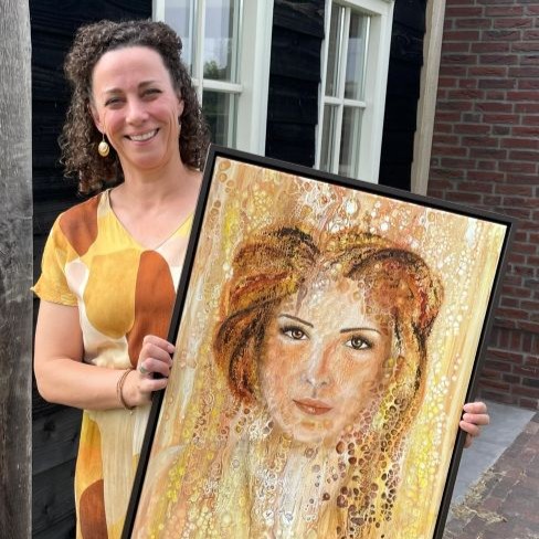Kunstenaar Anke van Raaij met vrouwenportret Lioness.