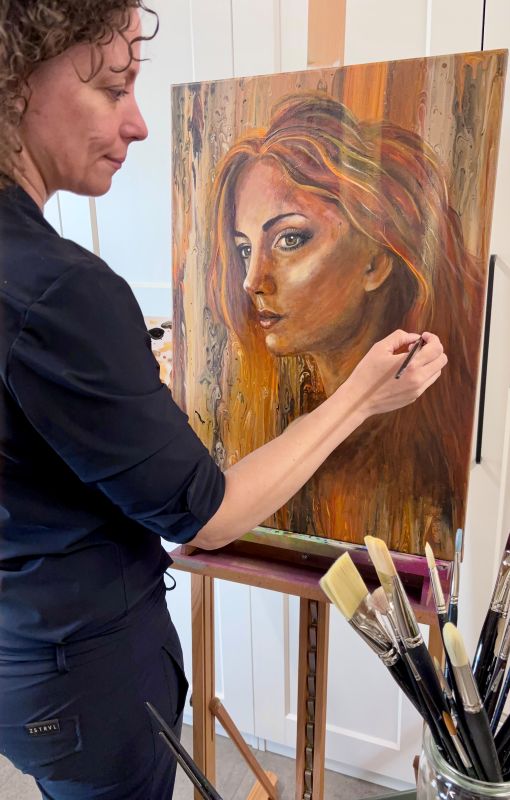 Kunstenaar Anke van Raaij schildert vrouwenportret Ember in haar atelier in Overloon.