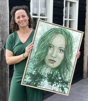 Kunstenaar Anke van Raaij met vrouwenportret Presence.